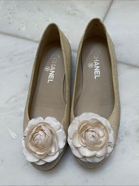 CHANEL Gold Glitter Ballet Flats with Cream Camellia